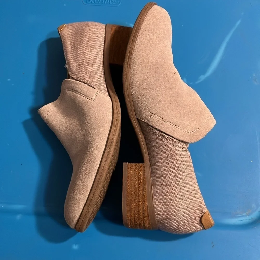 Tom’s women’s low heeled slip on vegan shoe size 6